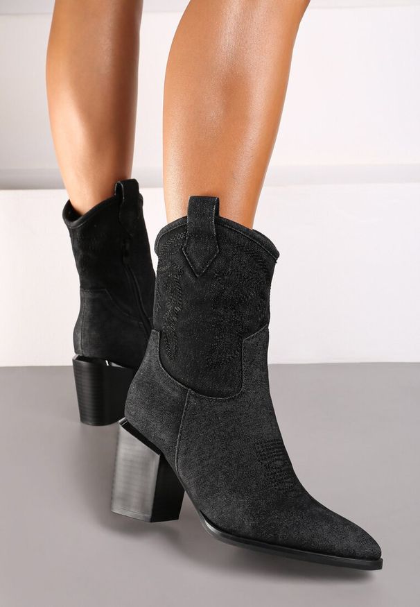 Renee - Czarne Botki Typu Kowbojki na Słupku z Przeszywanymi Detalami Laorielle. Kolor: czarny. Materiał: skóra, jeans. Obcas: na słupku. Styl: boho. Wysokość obcasa: średni