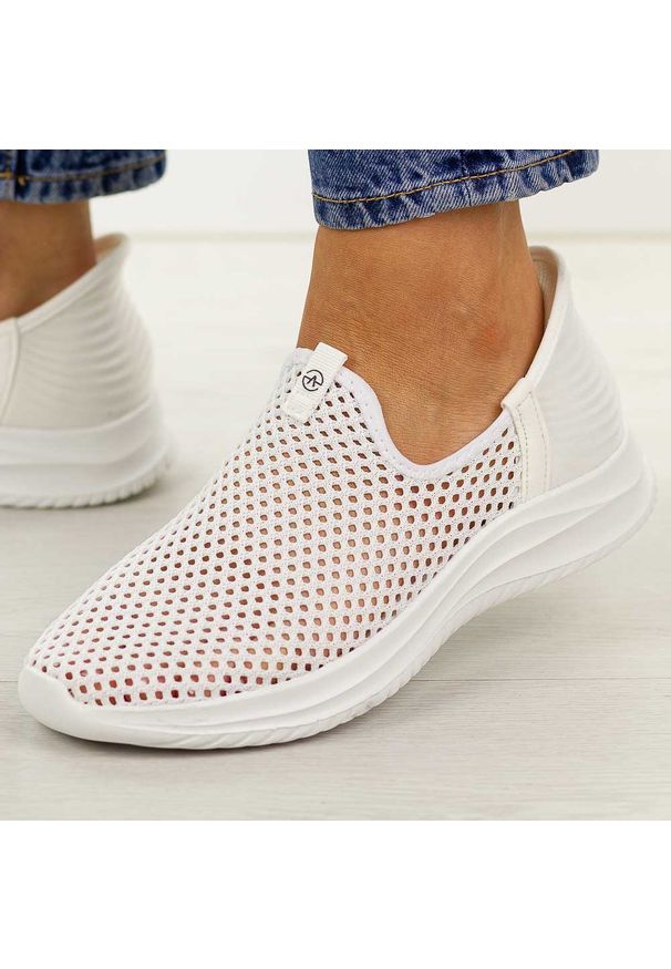 Białe sportowe buty damskie Vinceza 13653. Okazja: na spacer, na co dzień. Nosek buta: okrągły. Kolor: biały. Materiał: tkanina. Szerokość cholewki: normalna. Sezon: wiosna, lato. Sport: turystyka piesza