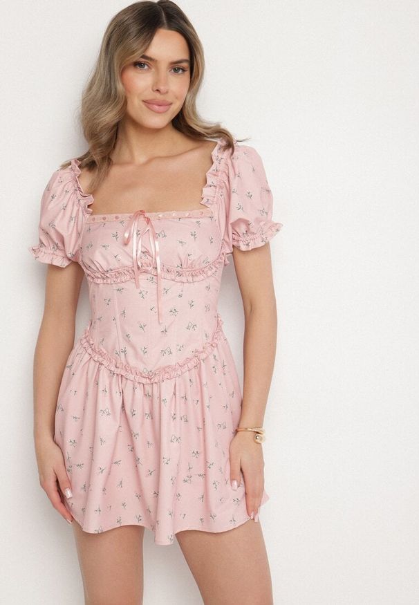 Born2be - Różowa Sukienka Vices z Bufkami Falbankami i Wiązaniem w Kwiaty Tolalira. Okazja: na co dzień. Typ kołnierza: kołnierz z falbankami. Kolor: różowy. Materiał: skóra. Wzór: kwiaty. Styl: klasyczny, casual, elegancki