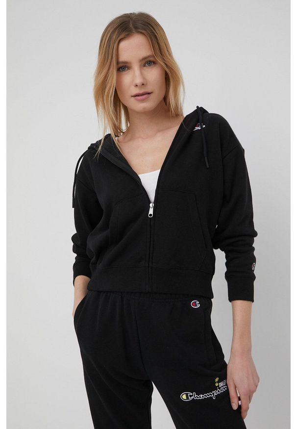 Champion bluza damska kolor czarny z kapturem gładka. Okazja: na co dzień. Typ kołnierza: kaptur. Kolor: czarny. Wzór: gładki. Styl: casual