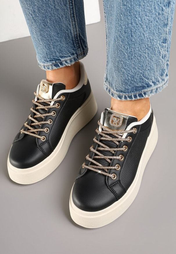Born2be - Czarne Sneakersy na Grubej Podeszwie Zdobione Siateczką i Cyrkoniami Vanilra. Okazja: na co dzień. Kolor: czarny. Materiał: jeans. Wzór: aplikacja