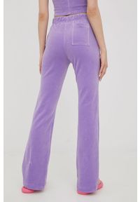 Local Heroes spodnie dresowe damskie kolor fioletowy. Stan: podwyższony. Kolor: fioletowy. Materiał: dresówka. Wzór: aplikacja
