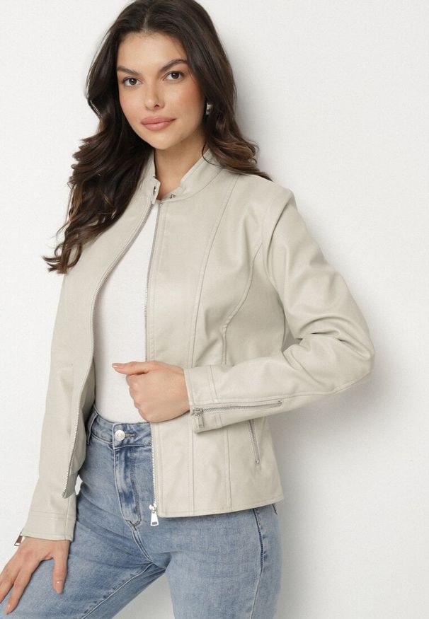 Born2be - Jasnobeżowa Kurtka w Stylu Ramoneski Ozdobiona Przeszyciami Idivila. Okazja: na co dzień. Kolor: beżowy. Materiał: jeans. Wzór: aplikacja. Styl: elegancki, rockowy, casual