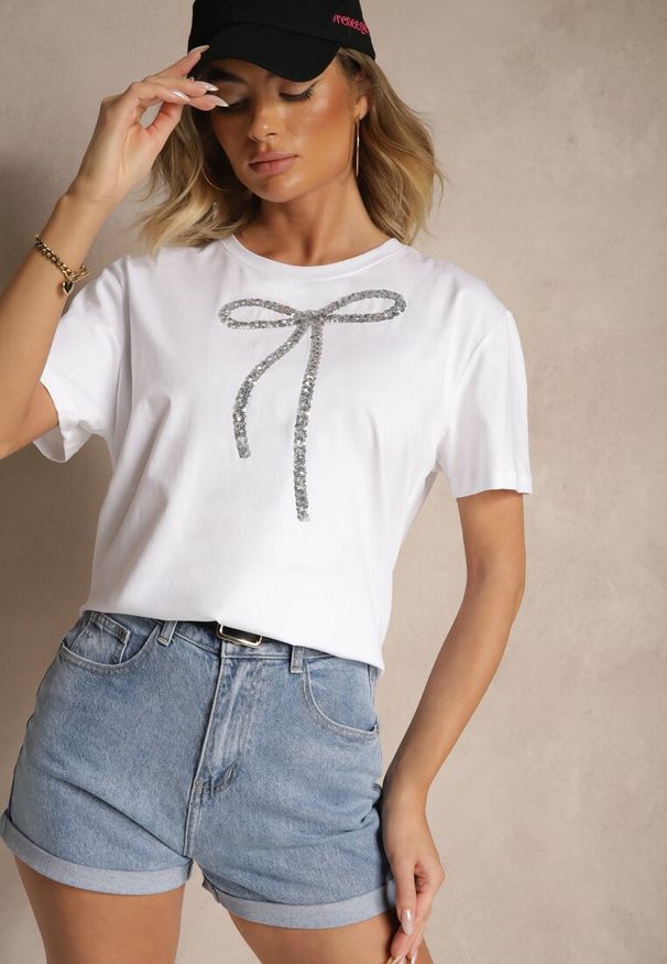 Renee - Biały Bawełniany T-shirt z Cekinową Aplikacją w Kształcie Kokardy Tenuria. Okazja: na co dzień. Typ kołnierza: kokarda. Kolor: biały. Materiał: bawełna. Wzór: aplikacja. Styl: glamour, klasyczny, elegancki, casual