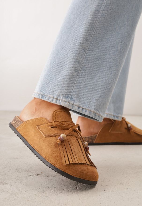 Born2be - Jasnobrązowe Płaskie Klapki Mule Zdobione Frędzlami i Kokardką z Koralikami Petlame. Okazja: na co dzień. Kolor: brązowy. Materiał: jeans, len. Wzór: aplikacja. Sezon: lato. Styl: boho, casual, elegancki
