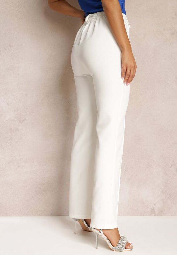 Renee - Białe Spodnie Garniturowe z Wysokim Stanem i Gumką w Pasie Casemea. Okazja: na co dzień. Stan: podwyższony. Kolor: biały. Styl: elegancki, casual