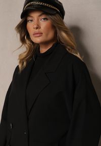 Renee - Czarna Oversizowa Marynarka z Klapami i Dwurzędowym Zapięciem Sinthelis. Okazja: na spotkanie biznesowe, na co dzień. Kolor: czarny. Wzór: aplikacja. Styl: biznesowy, casual, elegancki #3