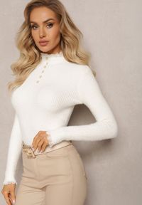 Renee - Biały Wełniany Golf na Perłowe Guziki z Ozdobną Koronką Hejsunna. Typ kołnierza: golf. Kolor: biały. Materiał: wełna, koronka. Długość rękawa: długi rękaw. Długość: długie. Wzór: koronka