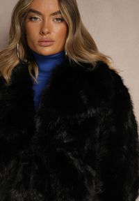 Renee - Czarna Kurtka Futerko o Jednorzędowym Kroju z Szerokim Kołnierzem Dezile. Kolor: czarny. Materiał: futro. Styl: klasyczny