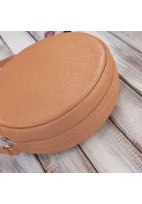 Skórzana listonoszka okrągła PAOLO PERUZZI IN-63-CG koniakowa. Sezon: lato. Materiał: skórzane. Styl: elegancki. Rodzaj torebki: na ramię #1