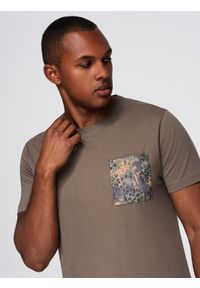 Ombre Clothing - T-shirt męski bawełniany z printowaną kieszonką – ciemnooliwkowy V1 - Rozmiar: M. Kolor: oliwkowy. Materiał: bawełna. Wzór: nadruk. Styl: elegancki