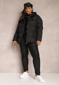 Renee - Czarna Kurtka z Kapturem Pikowana Helnee. Okazja: na co dzień. Typ kołnierza: kaptur. Kolekcja: plus size. Kolor: czarny. Długość: długie. Materiał: tkanina. Długość rękawa: długi rękaw. Sezon: jesień, zima. Styl: casual #4
