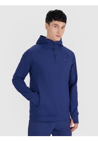 4f - 4F Bluza treningowa nierozpinana z kapturem męska 4F x Robert Lewandowski - granatowa S. Okazja: na co dzień. Typ kołnierza: kaptur. Kolor: niebieski. Materiał: dzianina, włókno, syntetyk, materiał, elastan. Długość rękawa: raglanowy rękaw. Wzór: gładki, ze splotem. Styl: klasyczny, sportowy, casual. Sport: fitness