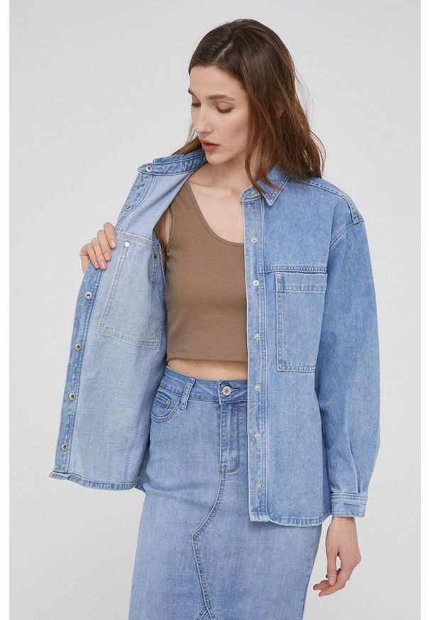Answear Lab kurtka jeansowa damska przejściowa. Okazja: na co dzień. Kolor: niebieski. Materiał: jeans. Styl: wakacyjny
