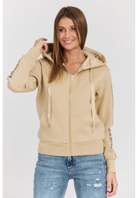 Guess - GUESS Beżowa damska bluza Hood Studs Logo, Rozmiar S. Kolor: beżowy. Materiał: wiskoza, elastan, poliester, materiał. Długość rękawa: długi rękaw. Długość: długie