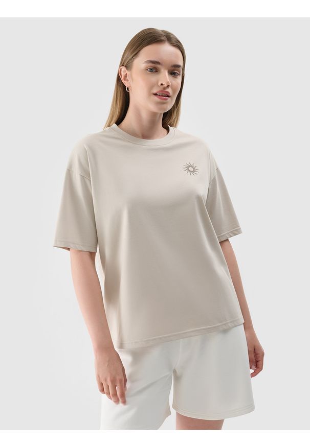 4f - 4F T-shirt oversize z nadrukiem damski - beżowy XL. Okazja: na plażę, na co dzień. Kolor: beżowy. Materiał: bawełna, jersey, dzianina. Wzór: nadruk. Styl: sportowy, casual, klasyczny