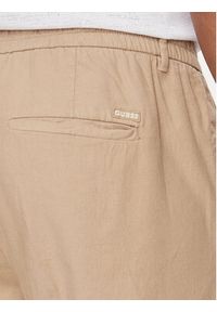 Guess Chinosy Henry M4GB28 WFBXA Khaki Slim Fit. Kolor: brązowy. Materiał: bawełna