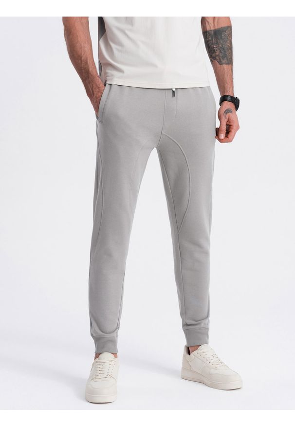 Ombre Clothing - Męskie spodnie dresowe typu jogger - szare V8 OM-PABS-0173 - XL. Okazja: na co dzień. Kolor: szary. Materiał: dresówka. Wzór: aplikacja. Styl: casual