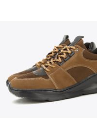 Wittchen - Męskie sneakersy na lekkiej podeszwie brązowe. Okazja: na co dzień. Nosek buta: okrągły. Kolor: brązowy. Materiał: nubuk, skóra. Wzór: jednolity #9