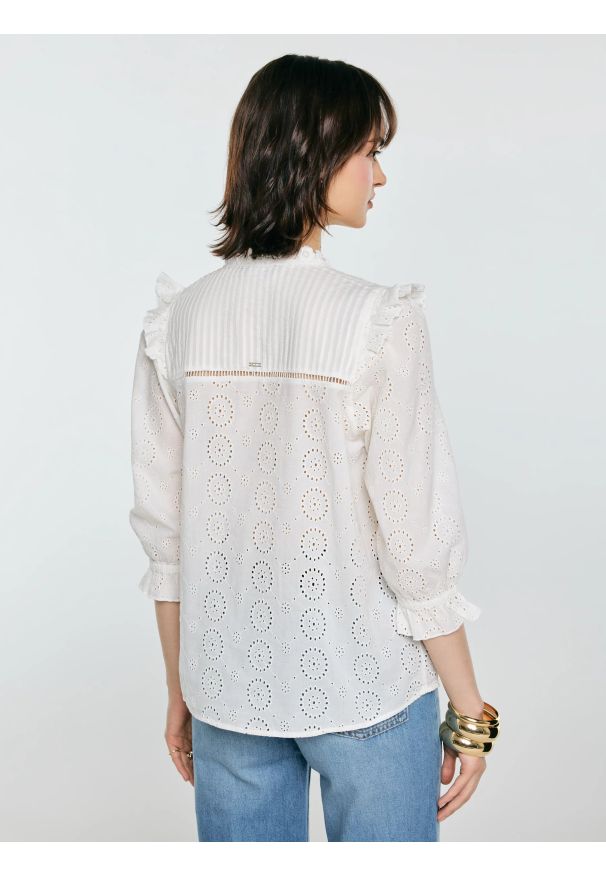 Big-Star - Bluzka damska bawełniana z rękawem 3/4 biała Bohna 100. Okazja: na spacer, na spotkanie biznesowe, do pracy. Typ kołnierza: kołnierzyk stójkowy, kołnierz z falbankami. Kolor: biały. Materiał: bawełna. Wzór: ażurowy, haft, aplikacja. Styl: biznesowy, elegancki, boho