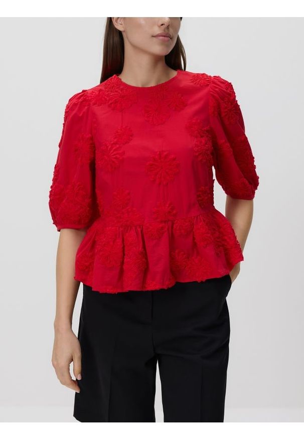 Reserved - Bluzka z ozdobnym haftem - czerwony. Kolor: czerwony. Materiał: bawełna, tkanina. Wzór: haft