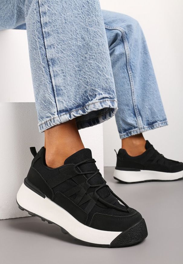 Renee - Czarne Casualowe Sneakersy na Platformie Wiązane przed Kostkę Rhialyn. Okazja: na co dzień. Wysokość cholewki: przed kostkę. Kolor: czarny. Materiał: jeans. Obcas: na platformie