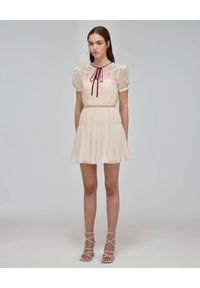SELF PORTRAIT - Plisowana sukienka mini. Kolor: biały. Materiał: koronka. Wzór: koronka. Długość: mini #3