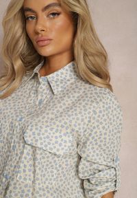 Renee - Jasnoniebieska Koszula z Bawełny o Luźnym Kroju w Drobne Kwiaty Findiana. Kolor: niebieski. Materiał: bawełna. Wzór: kwiaty. Sezon: lato. Styl: elegancki