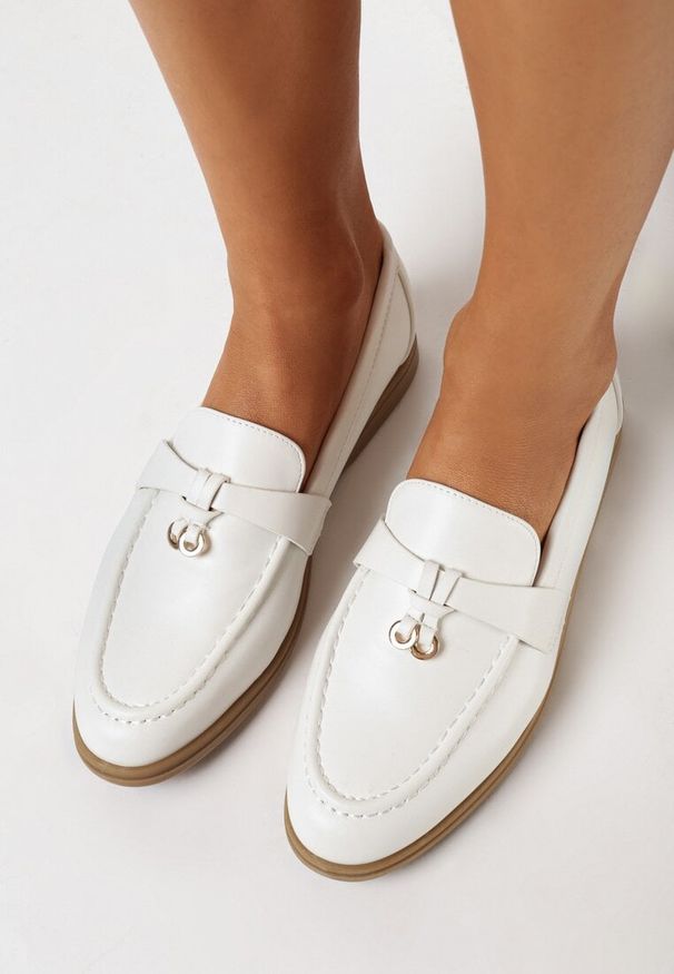 Born2be - Białe Eleganckie Mokasyny z Ozdobną Zawieszką Biaga. Okazja: na co dzień, do pracy. Kolor: biały. Wzór: aplikacja. Styl: elegancki