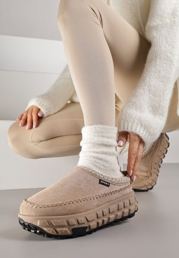 Born2be - Ciemnobeżowe Niskie Śniegowce na Grubej Tłoczonej Podeszwie Arevire. Okazja: na co dzień. Kolor: beżowy. Materiał: jeans. Styl: casual