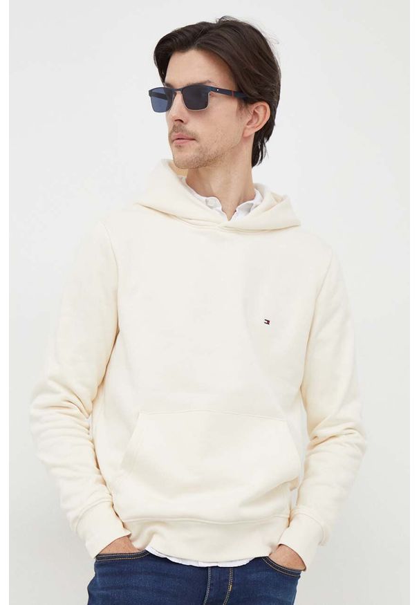 TOMMY HILFIGER - Tommy Hilfiger bluza męska kolor beżowy z kapturem gładka. Typ kołnierza: kaptur. Kolor: beżowy. Wzór: gładki