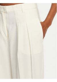 Patrizia Pepe Spodnie materiałowe 2P1670 A573 W146 Écru Regular Fit. Materiał: wiskoza