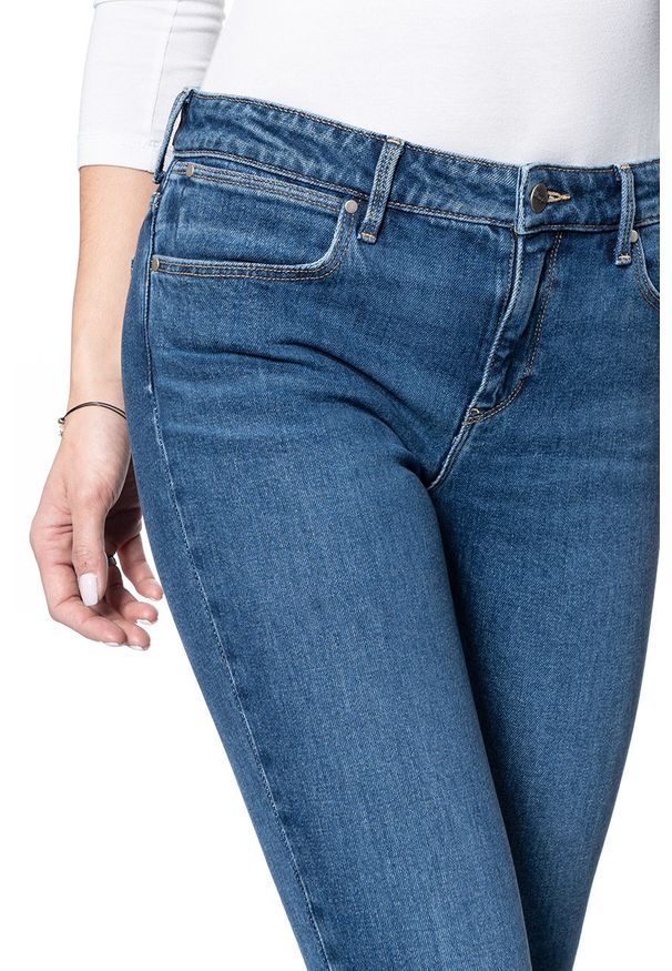 Wrangler - SPODNIE DAMSKIE WRANGLER SLIM MOUNTAIN ROAD W28LKK199 112128403