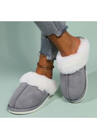 Intica - Kapcie domowe ocieplane z miękką wyściółką Shalanda. Okazja: do domu. Kolor: brązowy. Materiał: materiał. Styl: elegancki, casual #2