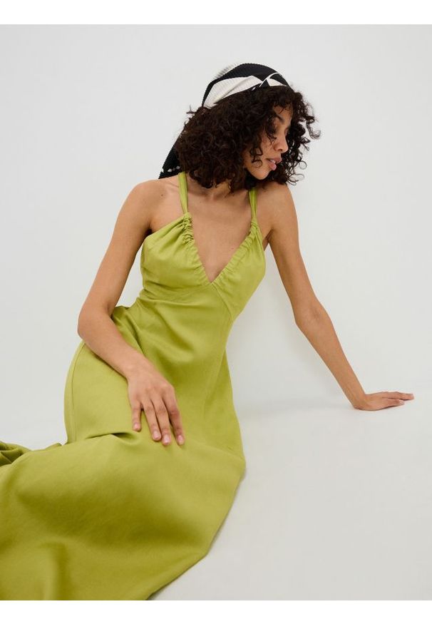 Reserved - Sukienka maxi z wiskozy - zielony. Kolor: zielony. Materiał: wiskoza. Długość: maxi