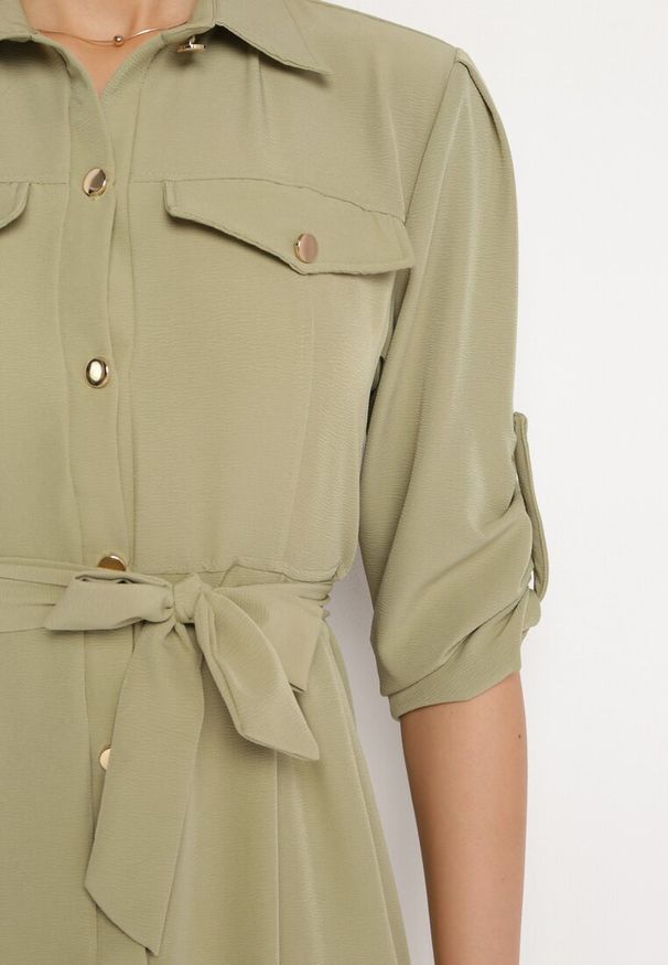 Born2be - Jasnozielona Rozkloszowana Sukienka Maxi z Koszulową Górą i Wiązanym Paskiem Indiga. Kolor: zielony. Materiał: materiał. Wzór: jednolity. Typ sukienki: koszulowe. Długość: maxi