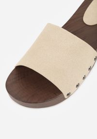 Born2be - Beżowe Klapki Ozdobione Nitami Thronisei. Okazja: na co dzień. Kolor: beżowy. Materiał: jeans. Wzór: aplikacja. Styl: casual, klasyczny #3