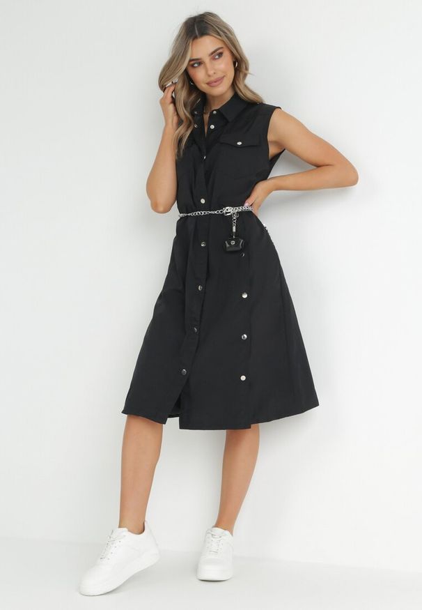 Born2be - Czarna Sukienka z Łańcuszkiem z Saszetką Idorine. Kolor: czarny. Sezon: wiosna, lato. Długość: maxi