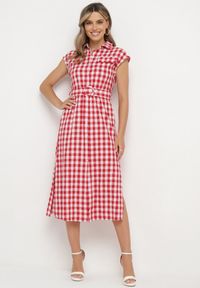 Born2be - Czerwona Bawełniana Sukienka w Kratę o Koszulowym Kroju na Guziki z Paskiem i Klamrą Qelatia. Okazja: na spotkanie biznesowe. Kolor: czerwony. Materiał: bawełna. Typ sukienki: koszulowe. Styl: elegancki, biznesowy #1