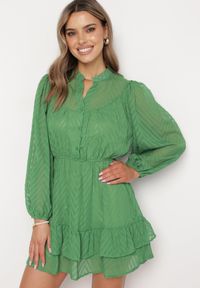 Born2be - Zielona Rozkloszowana Sukienka Mini z Bufiastymi Rękawami i Falbanką Illathi. Kolor: zielony. Materiał: materiał. Wzór: aplikacja. Długość: mini #1