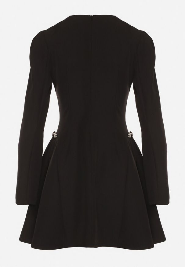 Born2be - Czarna Rozkloszowana Sukienka Ozdobiona Metaliczną Aplikacją Eleslie. Okazja: na randkę, na imprezę. Kolor: czarny. Wzór: aplikacja. Styl: elegancki