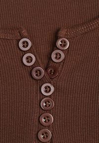 Renee - Brązowa Bawełniana Bluzka Longsleeve z Prążkowanej Tkaniny z Guziczkami Amandria. Okazja: na co dzień. Kolor: brązowy. Materiał: prążkowany, bawełna, tkanina. Długość rękawa: długi rękaw. Styl: casual #4