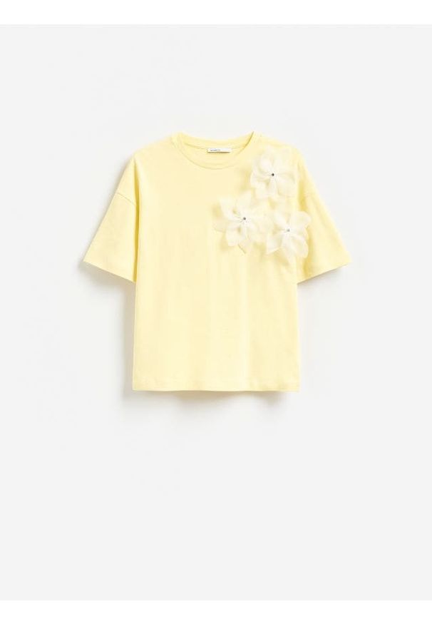 Reserved - T-shirt z kwiatową aplikacją - jasnożółty. Kolor: żółty. Materiał: bawełna. Wzór: aplikacja, kwiaty
