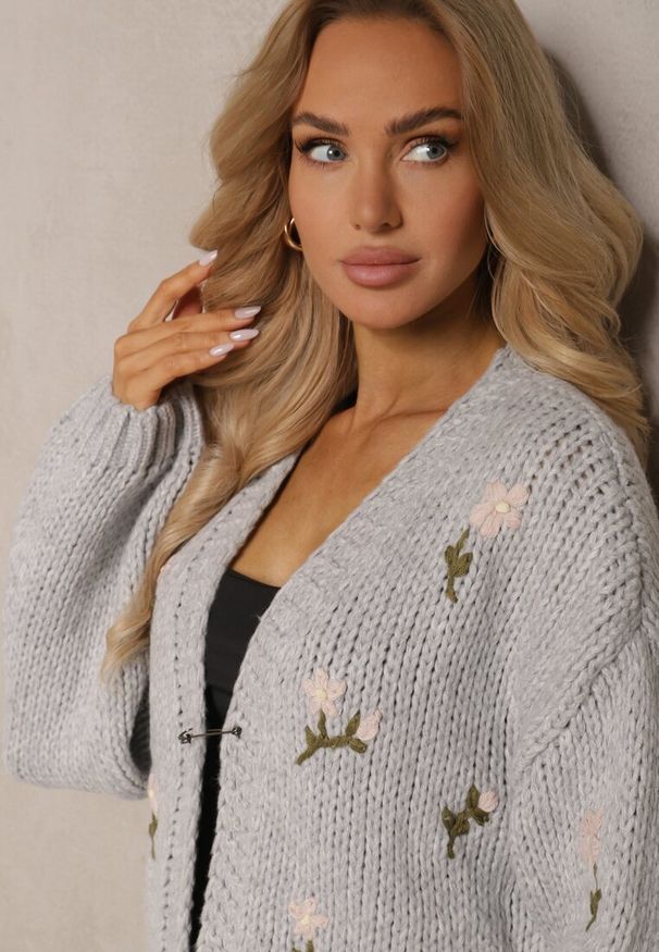 Renee - Szary Kardigan w Kwiatowe Aplikacje z Zapięciem na Elegancką Agrafkę Patista. Okazja: na co dzień, do pracy. Kolor: szary. Materiał: bawełna. Wzór: aplikacja, kwiaty. Styl: elegancki