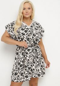 Born2be - Czarna Sukienka Wiązana Paskiem w Talii z Koronką Tolamira. Okazja: na co dzień. Typ kołnierza: dekolt w serek. Kolor: czarny. Materiał: koronka. Długość rękawa: krótki rękaw. Wzór: koronka. Typ sukienki: oversize. Styl: casual, elegancki #1