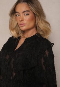 Renee - Czarna Sukienka o Rozkloszowanym Kroju z Gumką w Talii i Falbanami Zinetha. Okazja: na co dzień. Kolor: czarny. Typ sukienki: proste. Styl: casual, elegancki