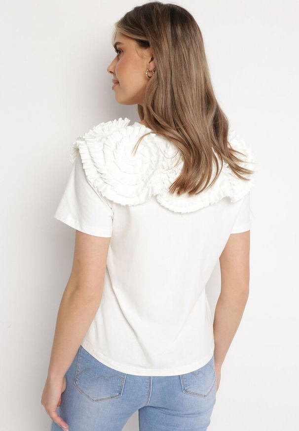Born2be - Biały Bawełniany T-shirt z Materiałową Aplikacją 3D Jolilena. Okazja: na spacer, na spotkanie biznesowe, na co dzień. Kolor: biały. Materiał: materiał, bawełna. Wzór: aplikacja. Styl: elegancki, biznesowy, klasyczny, casual