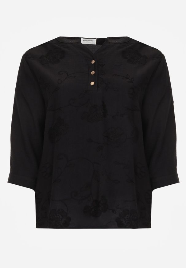 Born2be - Czarna Bluzka Ozdobiona Guzikami i Haftowanymi Kwiatami Delmana. Okazja: na co dzień. Kolekcja: plus size. Kolor: czarny. Materiał: materiał, tkanina. Wzór: kwiaty, haft, aplikacja. Sezon: lato. Styl: casual, klasyczny