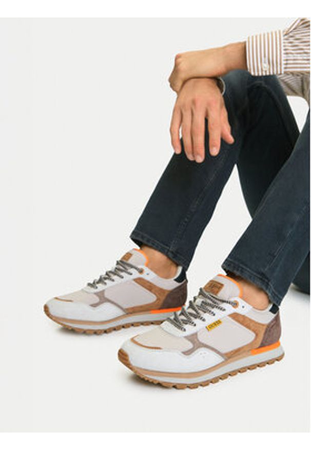 Guess Jeans Sneakersy CWBEO-ETIENNE-01 Beżowy. Kolor: beżowy. Materiał: skóra, zamsz