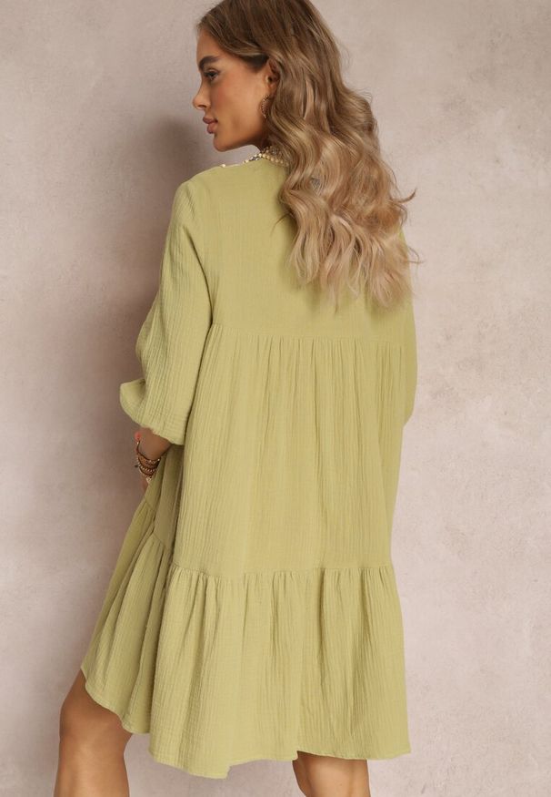 Renee - Zielona Rozkloszowana Sukienka Mini Ozdobiona Plecionką Przy Dekolcie Rufta. Kolor: zielony. Wzór: aplikacja. Sezon: lato. Typ sukienki: rozkloszowane. Styl: boho. Długość: mini